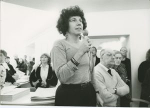 Mindeudstilling for Hans Bendix på Kunstmuseet Køge Skitsesamling åbnes af museumsinspektør Ellen Tange. Foto: Kim Rasmussen, 1991.