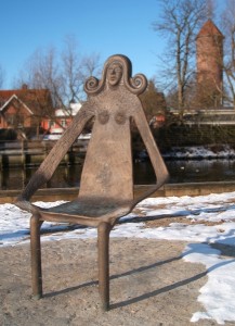 Den magelige Køgestol – Bronzeskulptur ved Fændediget nær Køge Bro