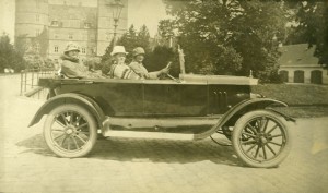 Fru Christa Kureer, Fru Ellen Wium og Camilla Christensen lærerinde, I hjemmebygget sportsvogn ved Vallø Slot ca. 1920.
