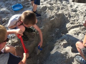 Glade børn på opdagelse i Den arkæologiske Sandkasse