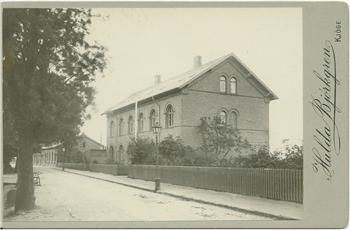 Fotografiet her er taget af Hulda Bjørkgren. Hun havde atelier i Køge i Jernbanegade fra 1892-1902. Fotografiet må altså stamme fra denne periode.
