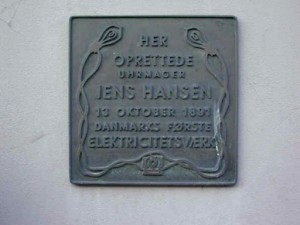 Mindeplade til minde om Danmarks første elektricitetsværk, Brogade 8
