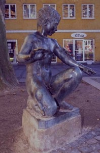 Skulptur "Dreng med firben", Nørregade 29