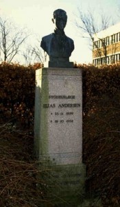 Mindesmærke for sygehuslæge Elias Andersen, foran det gamle sygehus, Sygehusvej 27