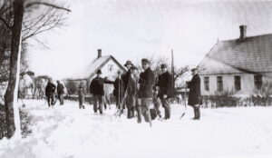 Snefogeden har sendt bud efter folk til at komme og kaste sne i Lille Salby. De står parat ved Bøgely Mejeri, ca. 1940