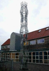 Skulptur "Tårnskulpturen" foran Køge Kommunale Musikskole 