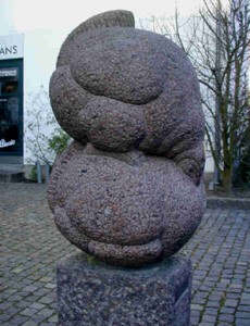 Skulptur "To Høns" i Ulfeldts gård, Nørregade 22