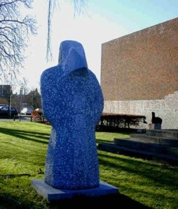 Skulptur "Vagten", bag Køge Rådhus