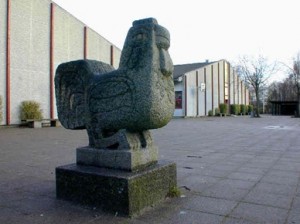 Skulptur "Hane" ved Hastrupskolen, Langelandsvej 70 