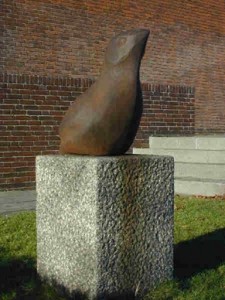 Skulptur "Kollundfuglen", bag Køge Rådhus