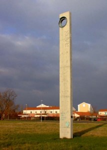 Obelisk ved RASK, ved den lange indkørsel ved Stensbjergvej 