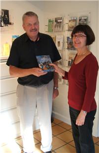 Den heldige vinder, Anders Skinnerup, får overrakt den nyeste bog fra serien ”Hit med Historien” af arkivleder Birte Broch.  